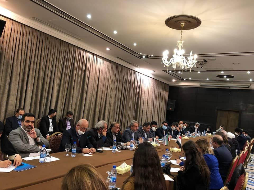 مهندس عباسی مدیر دفتراقتصادی ایران در جمع هئیت همراه وزیر صمت